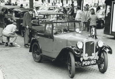 109274 Afbeelding van enkele Engelse oldtimers op het Janskerkhof te Utrecht.